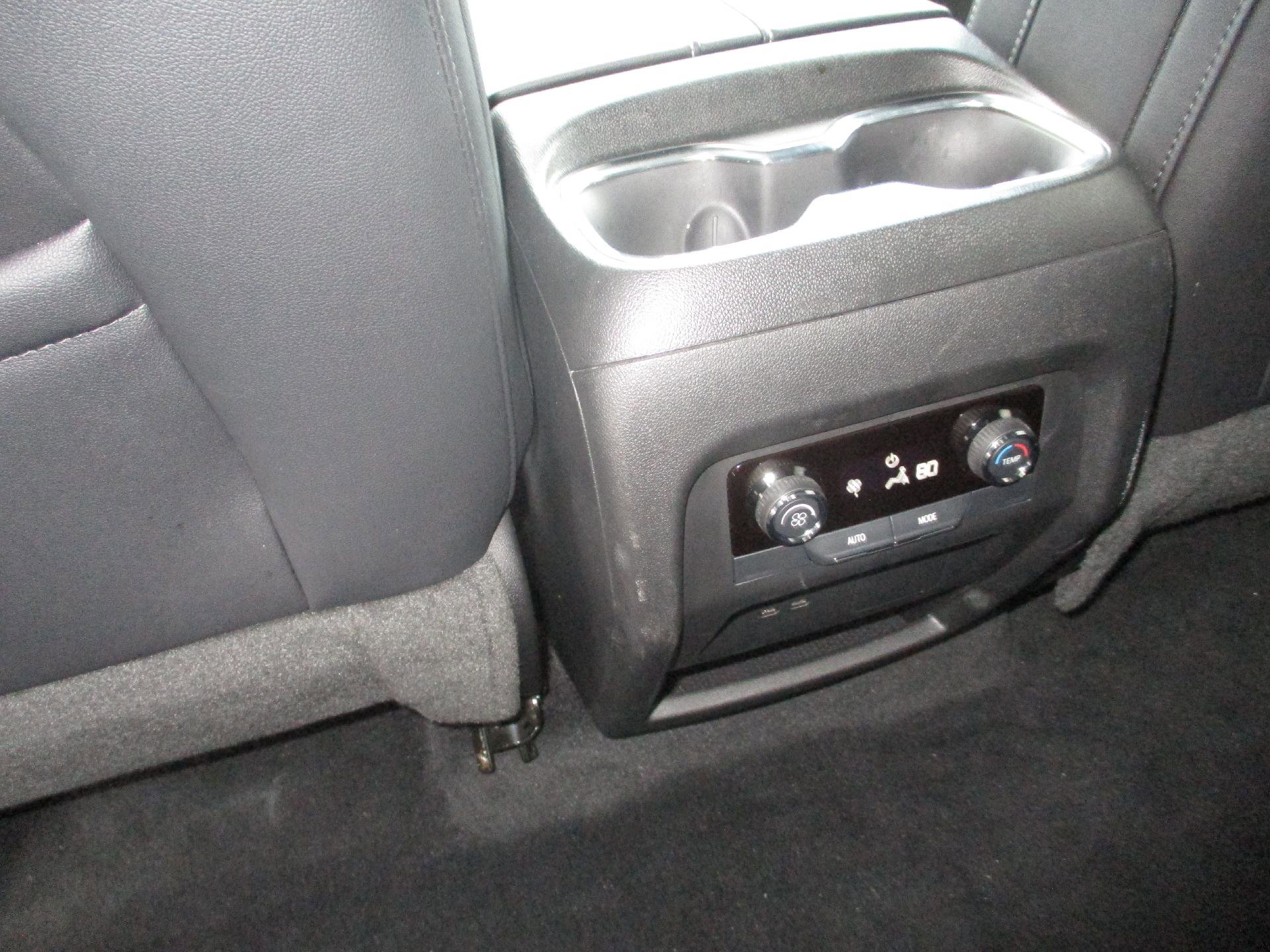 Used 2025 Chevrolet Traverse LT image 12