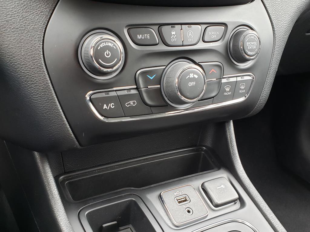 Used 2020 Jeep Cherokee Latitude w/ Cold Weather Group FWD image 23