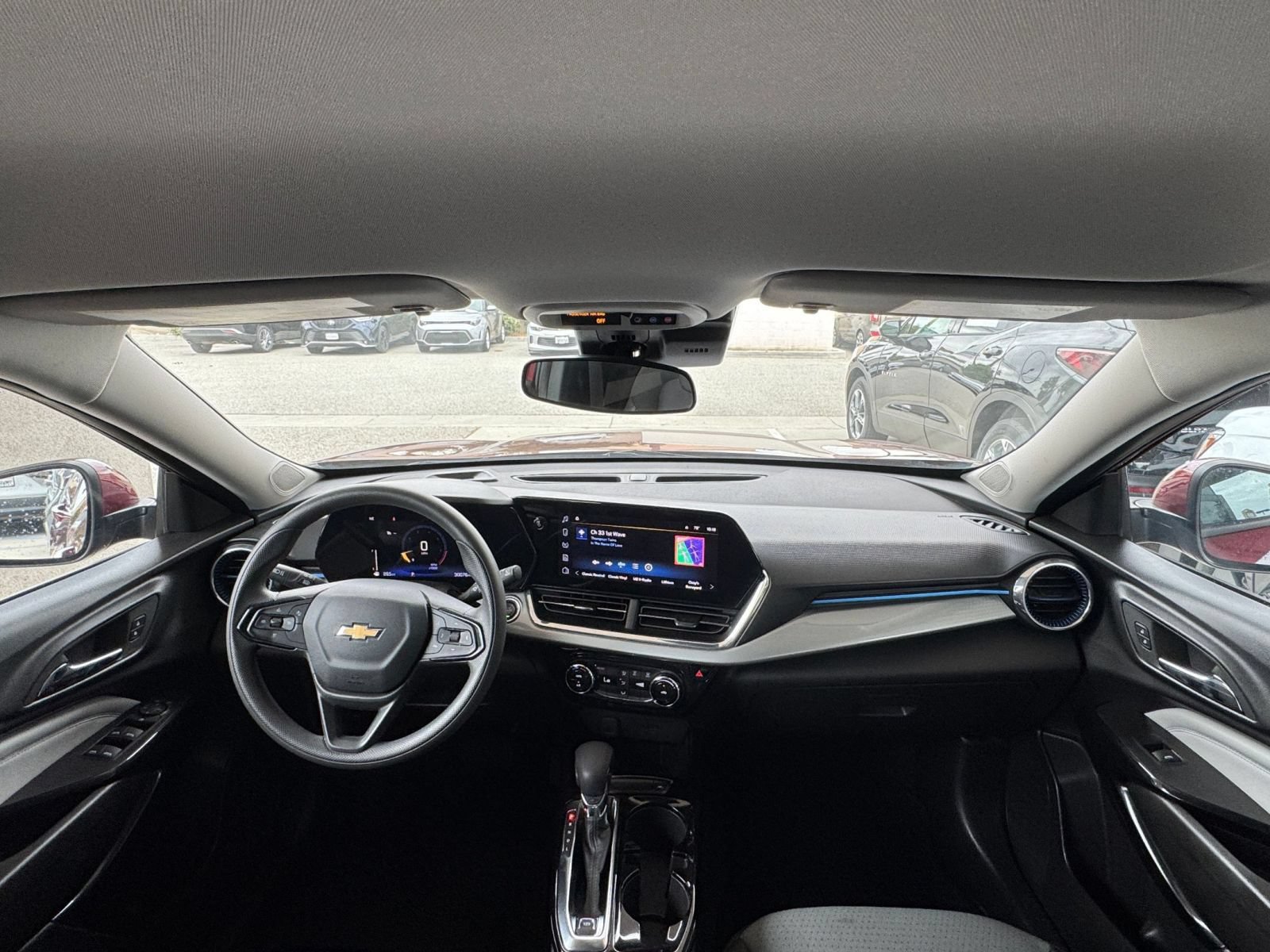 Used 2025 Chevrolet Trax LT FWD image 32