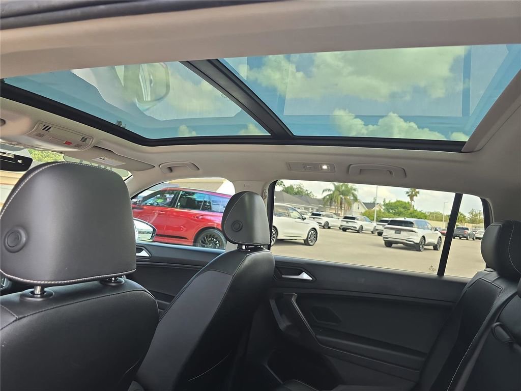 Used 2021 Volkswagen Tiguan SE w/ Panoramic Sunroof Package FWD image 27