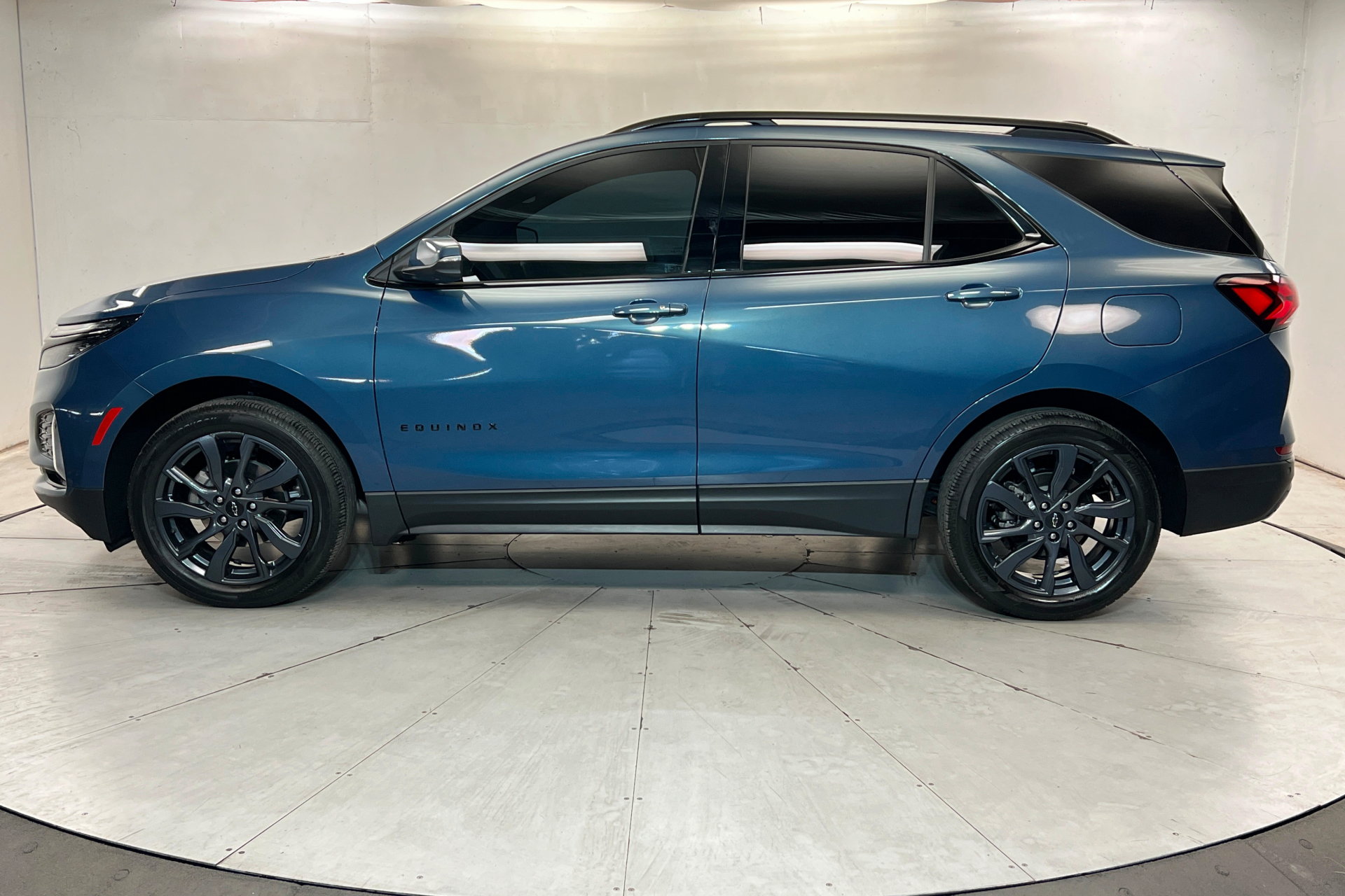 Used 2024 Chevrolet Equinox RS FWD image 2