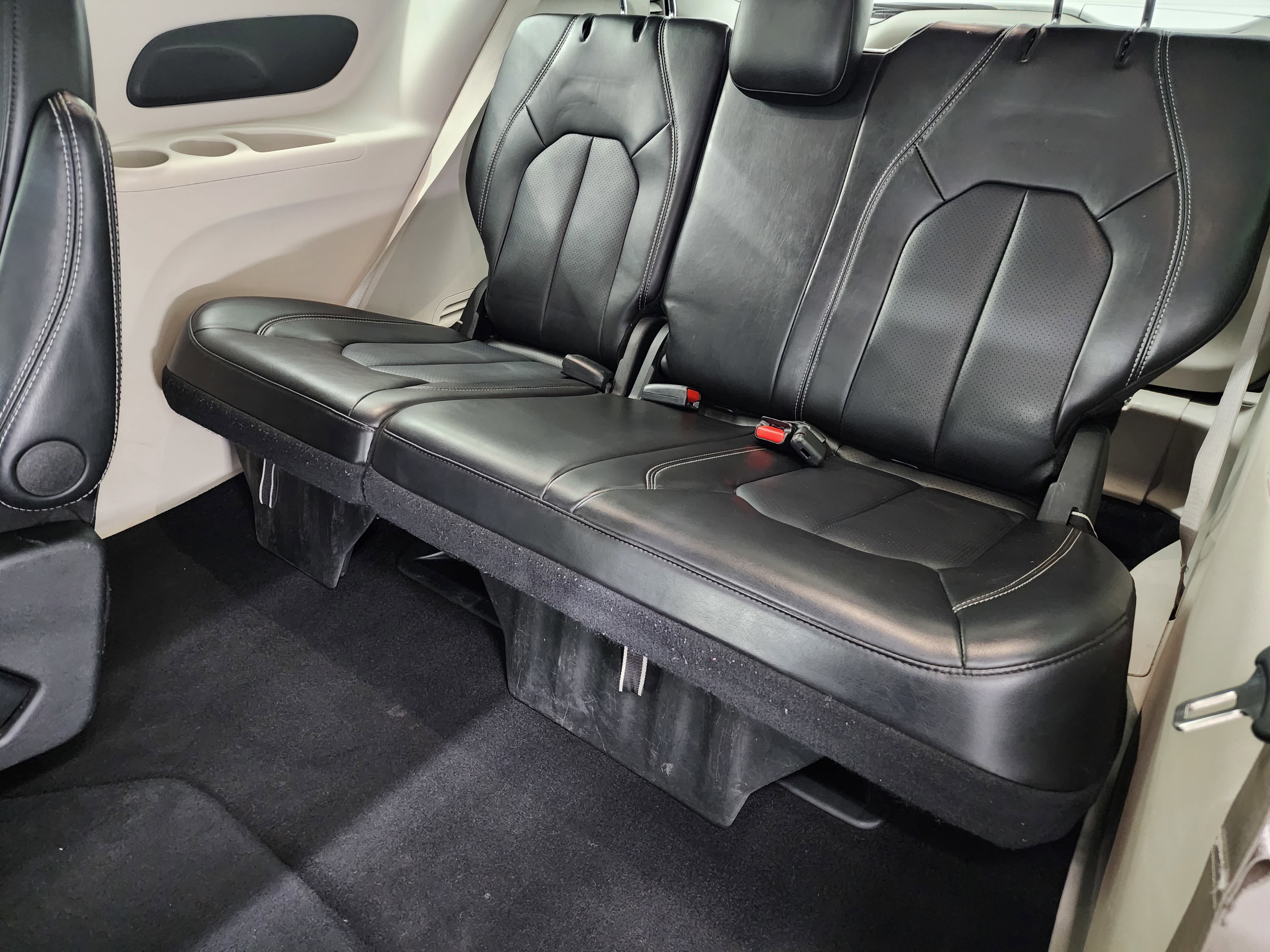 Used 2024 Chrysler Pacifica Touring-L FWD image 36
