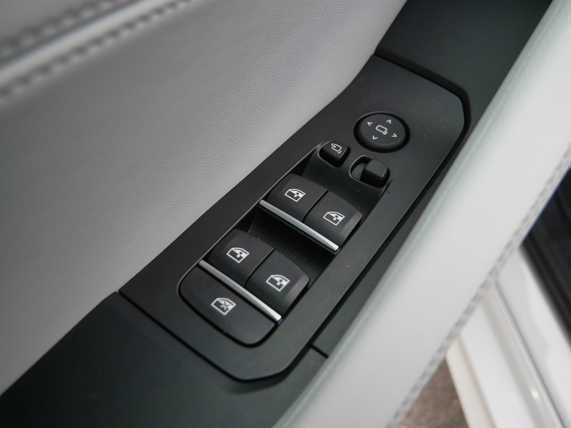 Certified 2025 BMW X6 M60i w/ Parking Assistance Package image 21