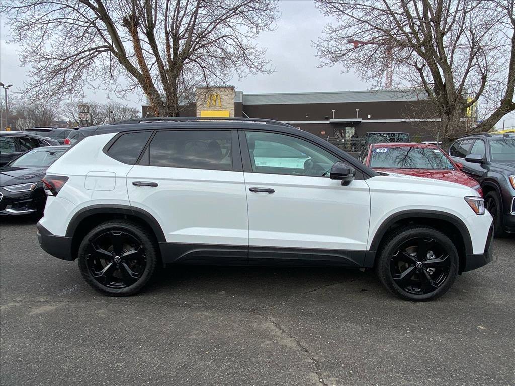 Used 2025 Volkswagen Taos SE image 2