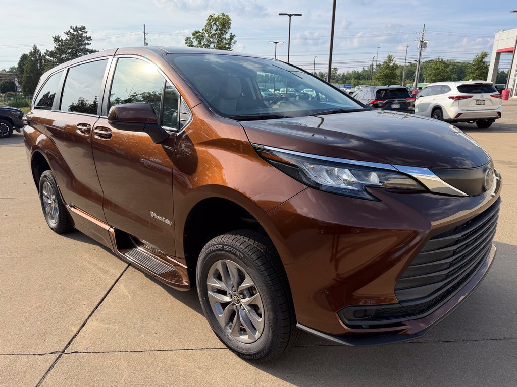 Used 2022 Toyota Sienna LE FWD image 7