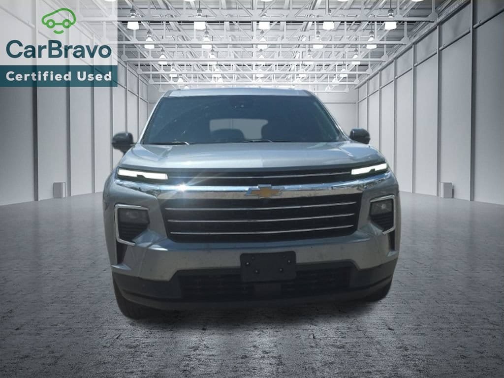 Used 2025 Chevrolet Traverse LT FWD image 9