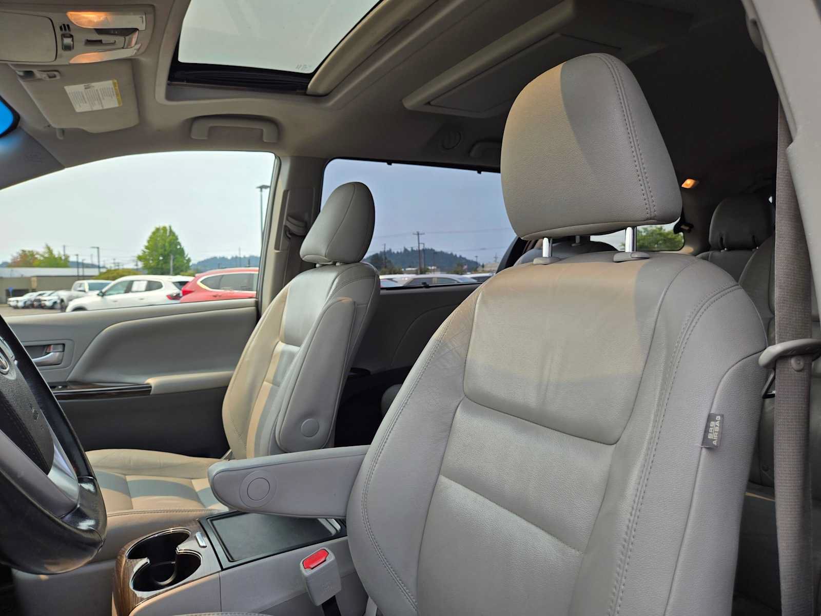 Used 2016 Toyota Sienna XLE Premium AWD/4WD image 21