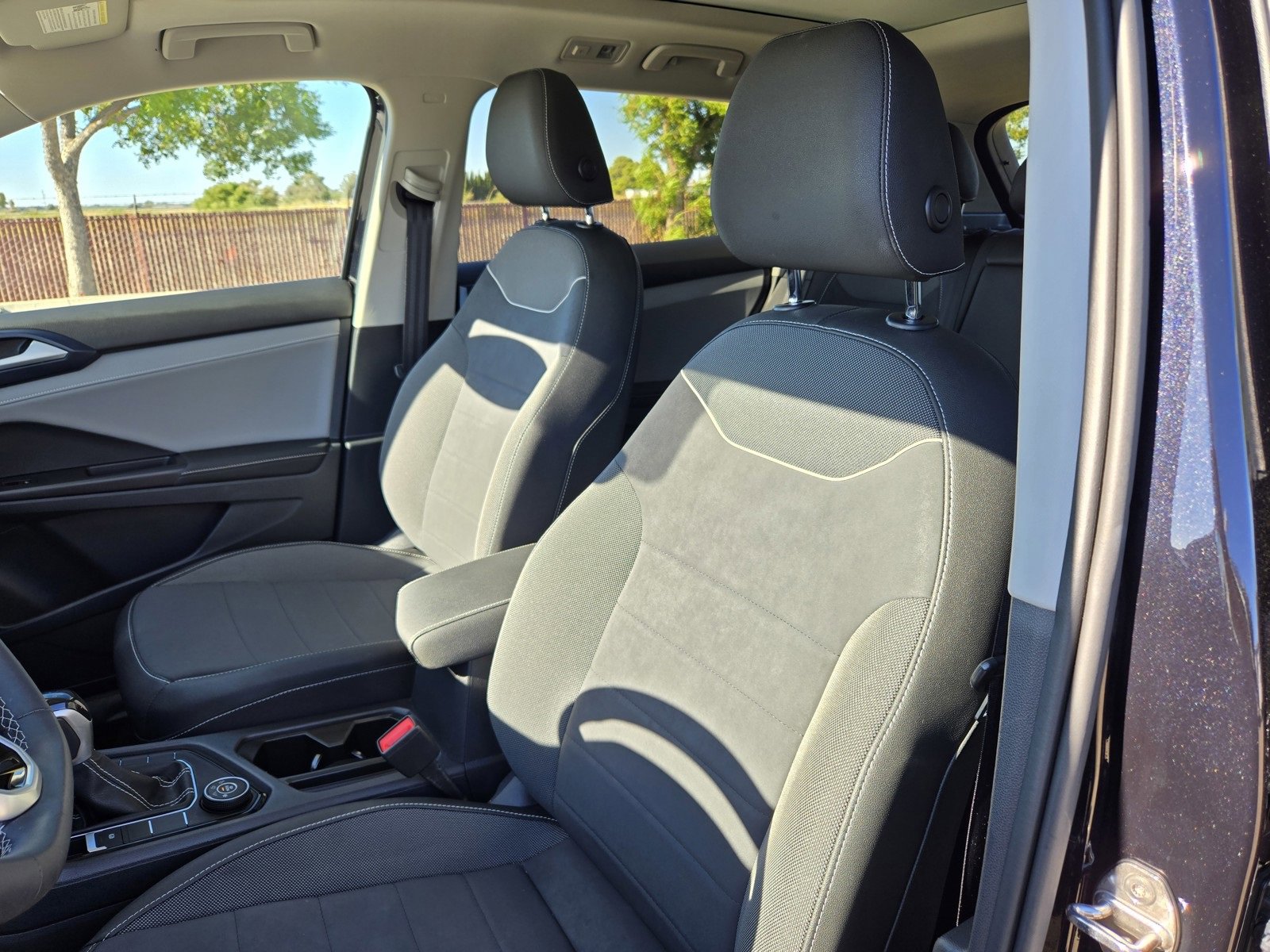 Used 2024 Volkswagen Taos SE w/ Panoramic Sunroof Package image 14