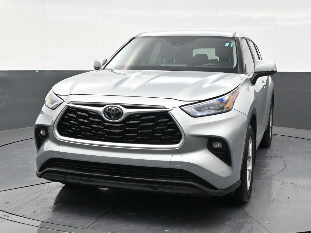 Used 2024 Toyota Highlander LE FWD image 8