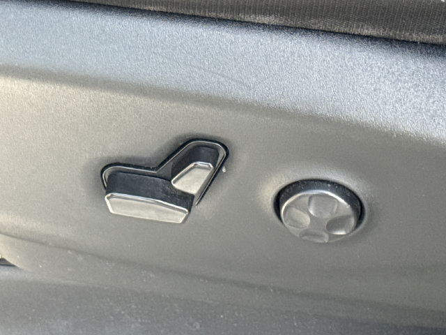 Used 2023 Chrysler Voyager LX FWD image 33