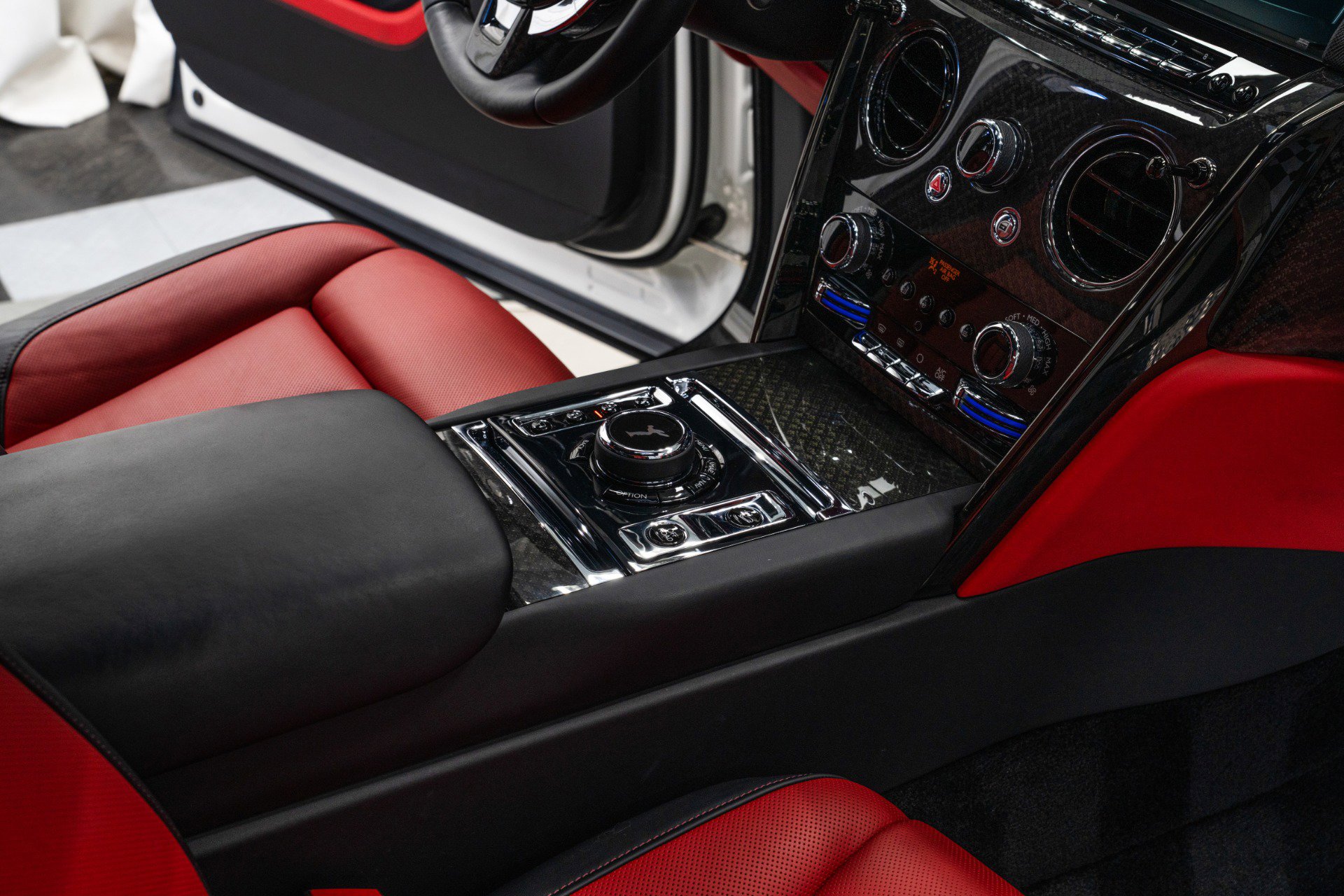 Used 2023 Rolls-Royce Cullinan Black Badge w/ Dark Exterior Package image 30