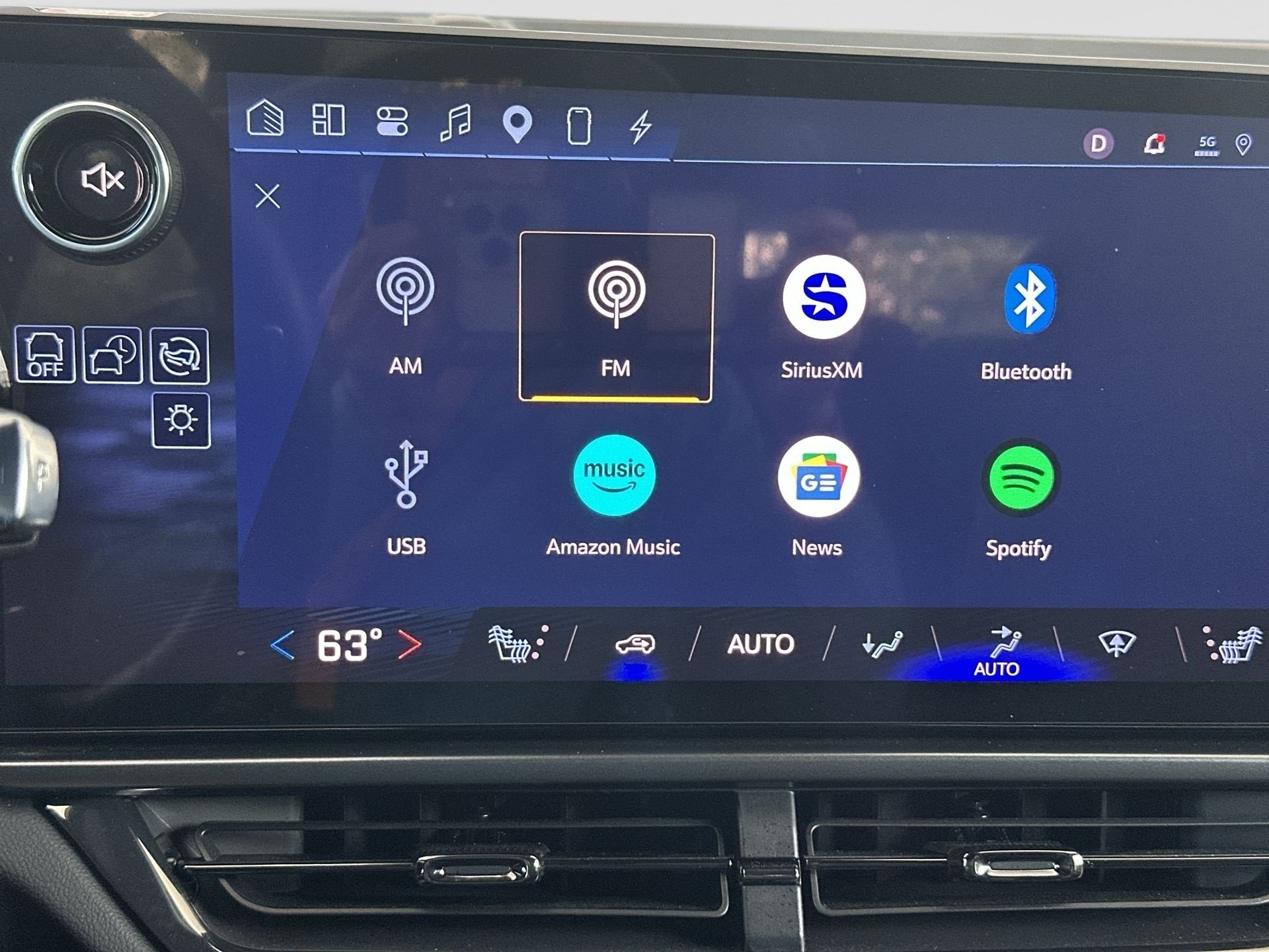 Certified 2024 Chevrolet Equinox EV RS FWD image 13