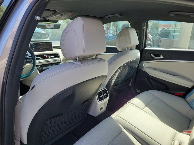 Used 2025 Genesis G70 2.5T RWD image 9