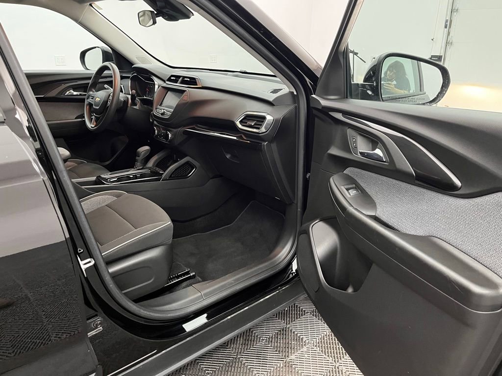 Used 2023 Chevrolet TrailBlazer LT AWD/4WD image 30