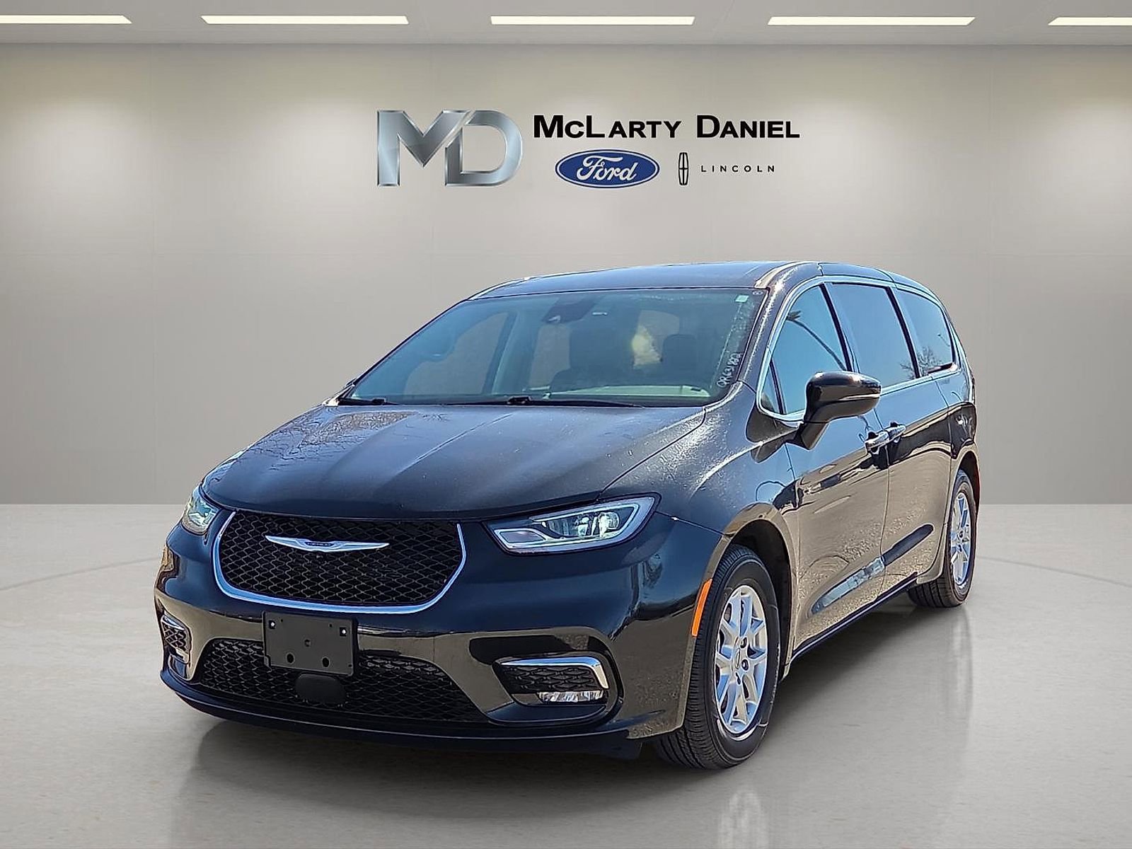 Used 2023 Chrysler Pacifica Touring-L image 2