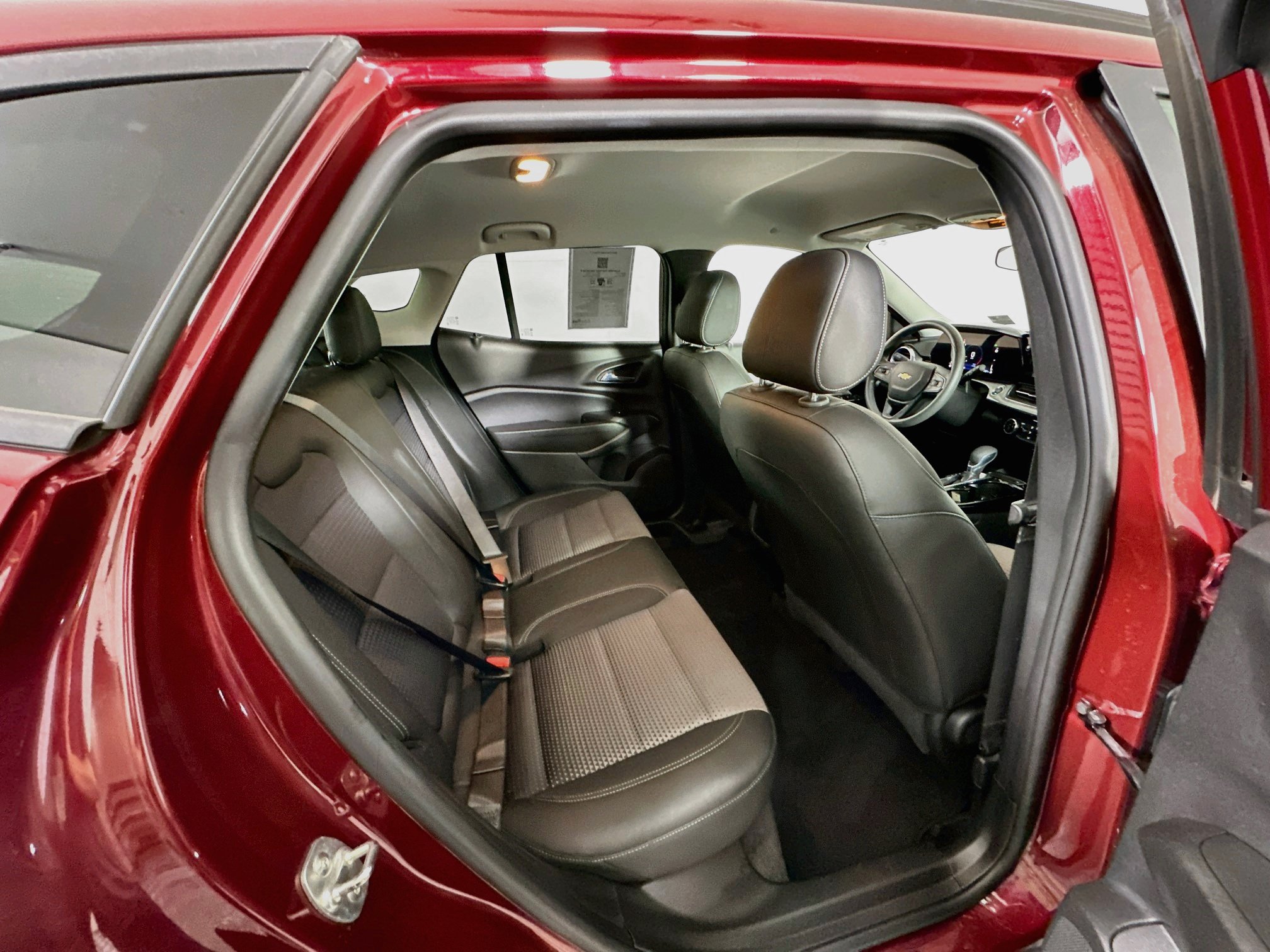 Used 2025 Chevrolet Trax LT FWD image 29