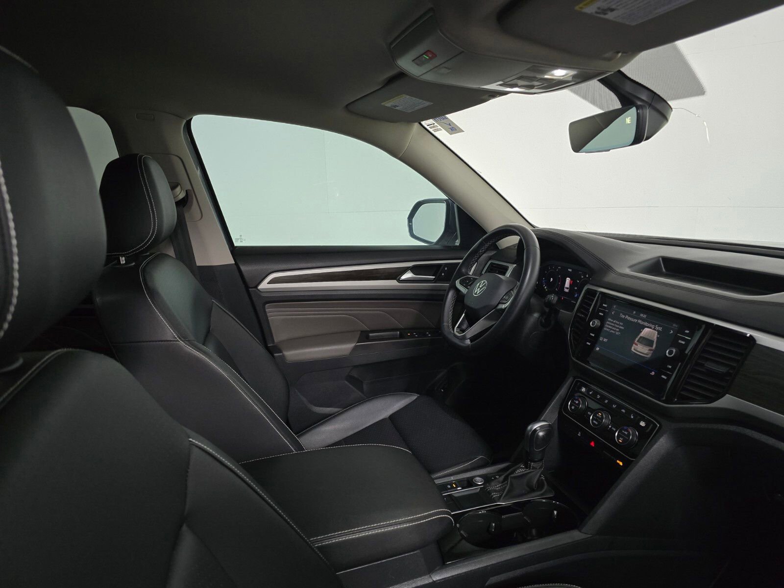 Used 2023 Volkswagen Atlas SE image 25