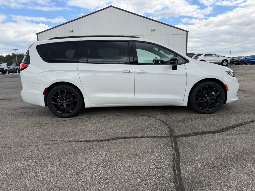 Used 2025 Chrysler Pacifica Limited FWD image 4