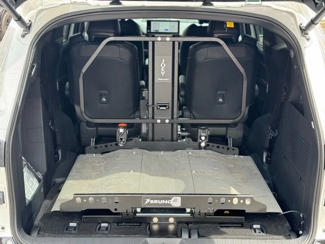 Used 2025 Toyota Sienna Platinum AWD/4WD image 8