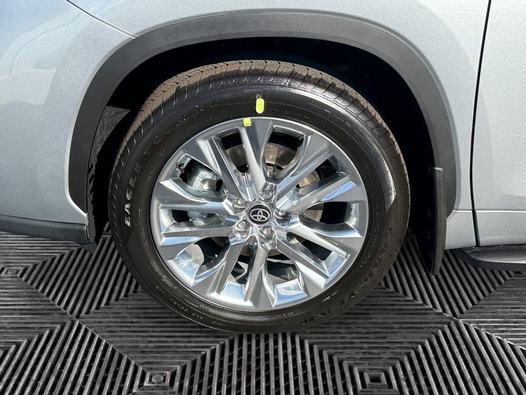 New 2025 Toyota Highlander Limited image 14