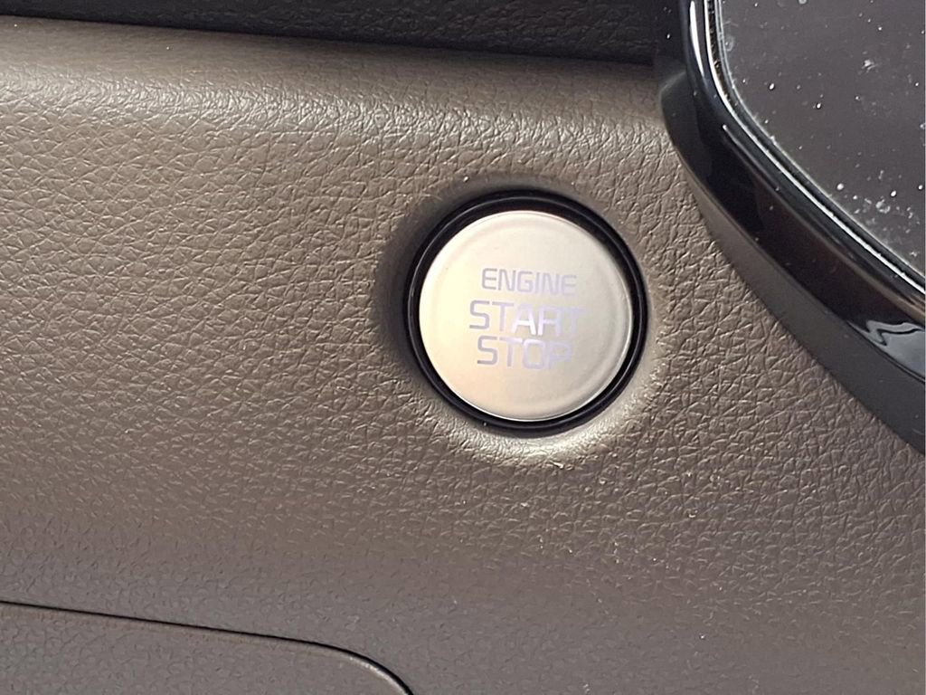 Used 2025 Kia Carnival FWD image 16