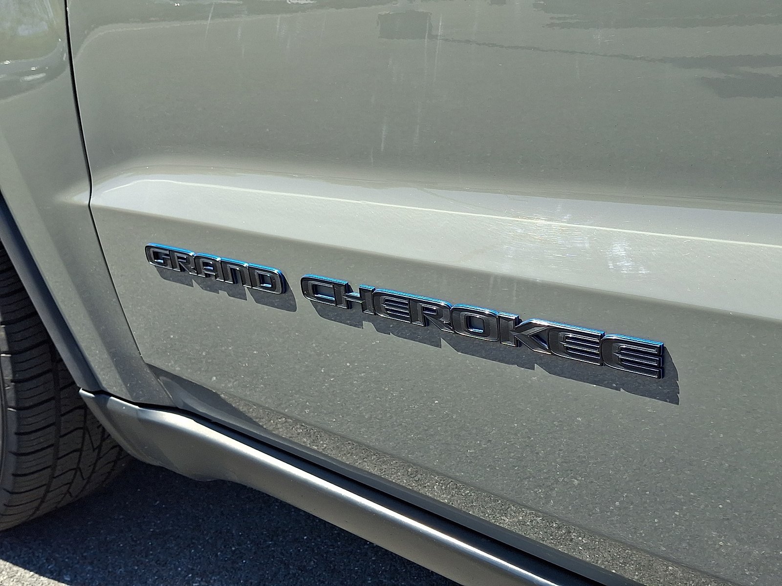 Used 2019 Jeep Grand Cherokee Laredo AWD/4WD image 31