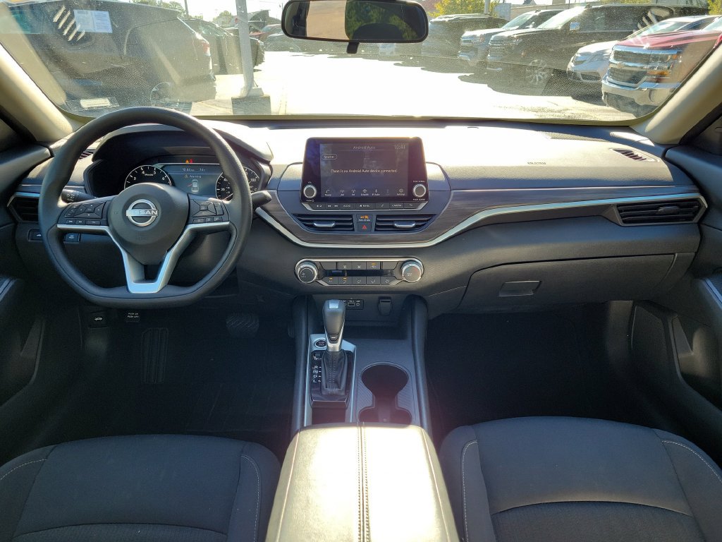 Used 2025 Nissan Altima 2.5 SV FWD image 13