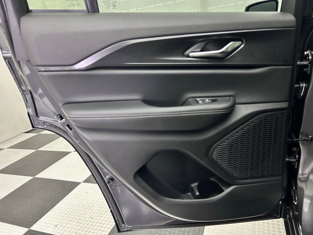 New 2025 Jeep Grand Cherokee Laredo w/ Trailer Tow Package image 18