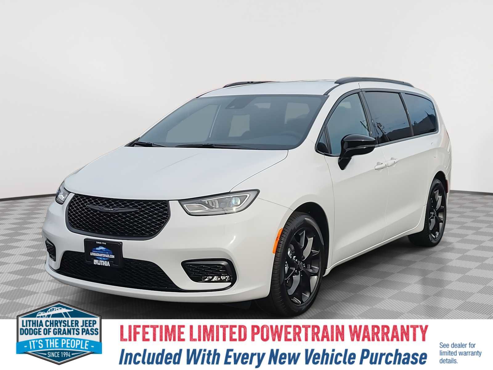 New 2026 Chrysler Pacifica Select w/ S Appearance Package