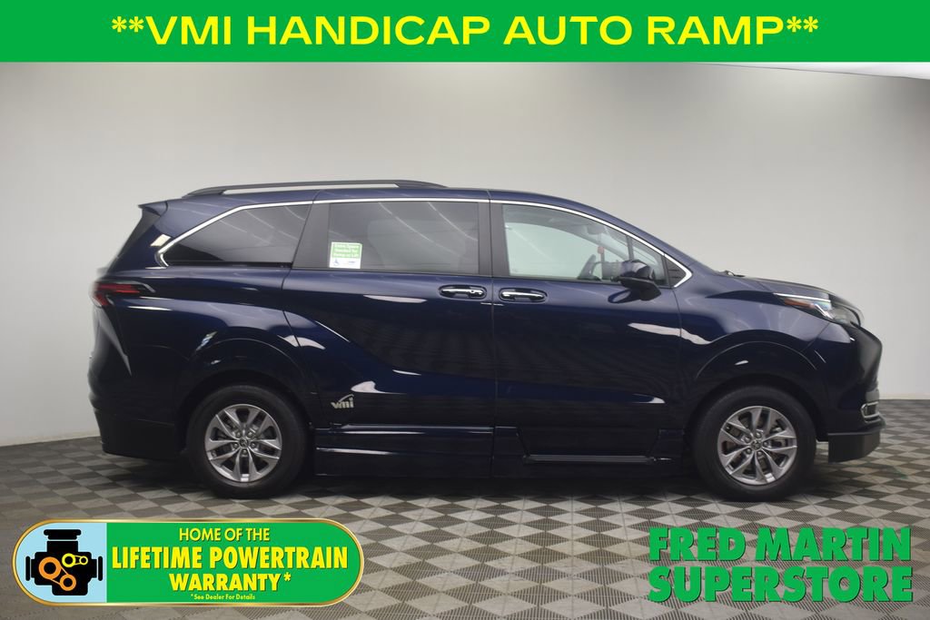 Used 2022 Toyota Sienna XLE image 3