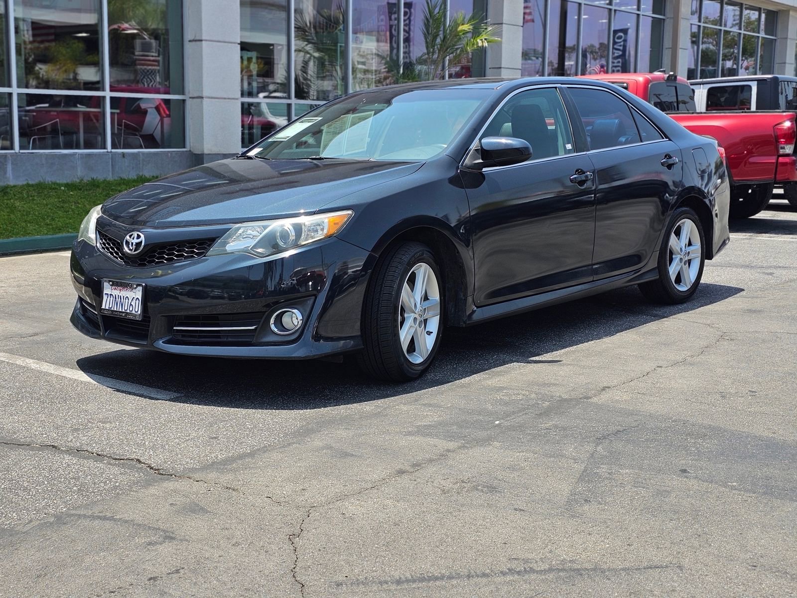 Used 2014 Toyota Camry SE FWD image 3