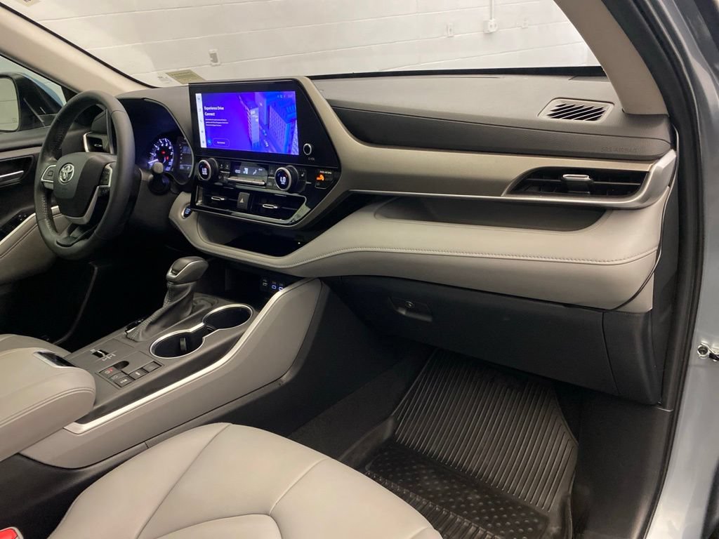 Used 2024 Toyota Highlander XLE FWD image 25