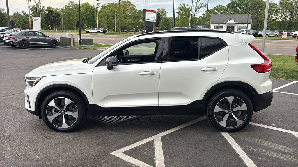Certified 2026 Volvo XC40 B5 Plus AWD/4WD image 3