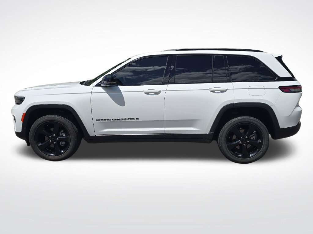 Used 2023 Jeep Grand Cherokee Altitude AWD/4WD image 2
