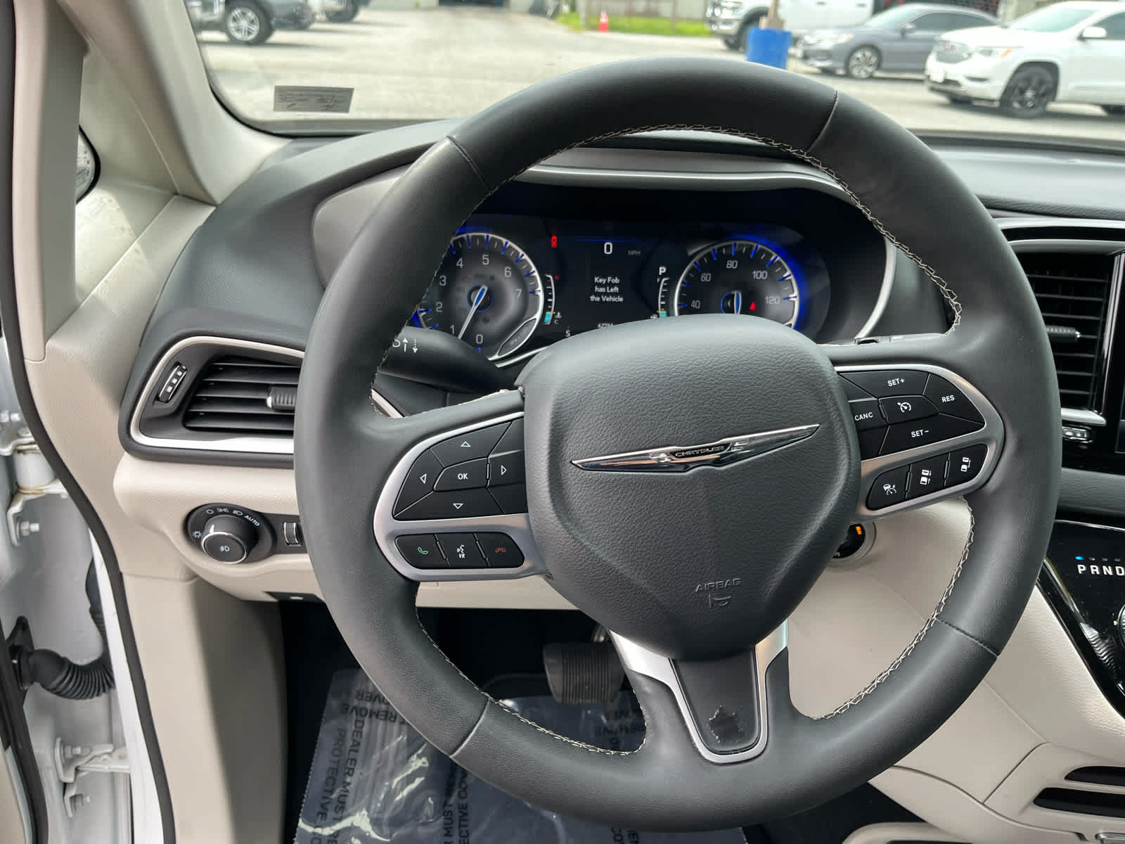 Used 2023 Chrysler Pacifica Touring-L FWD image 13