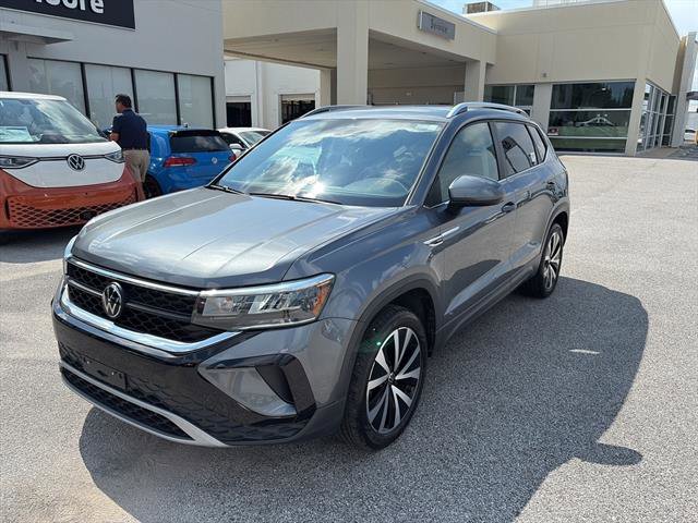 Certified 2023 Volkswagen Taos SE image 2