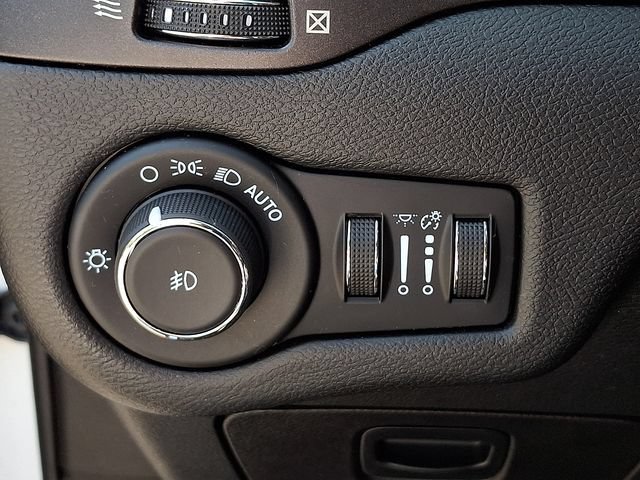 Used 2022 Jeep Cherokee Trailhawk AWD/4WD image 25