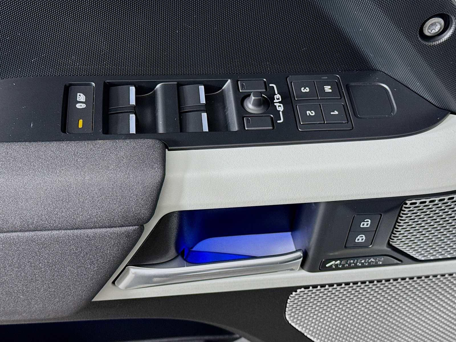 Used 2023 Land Rover Defender 130 SE image 18