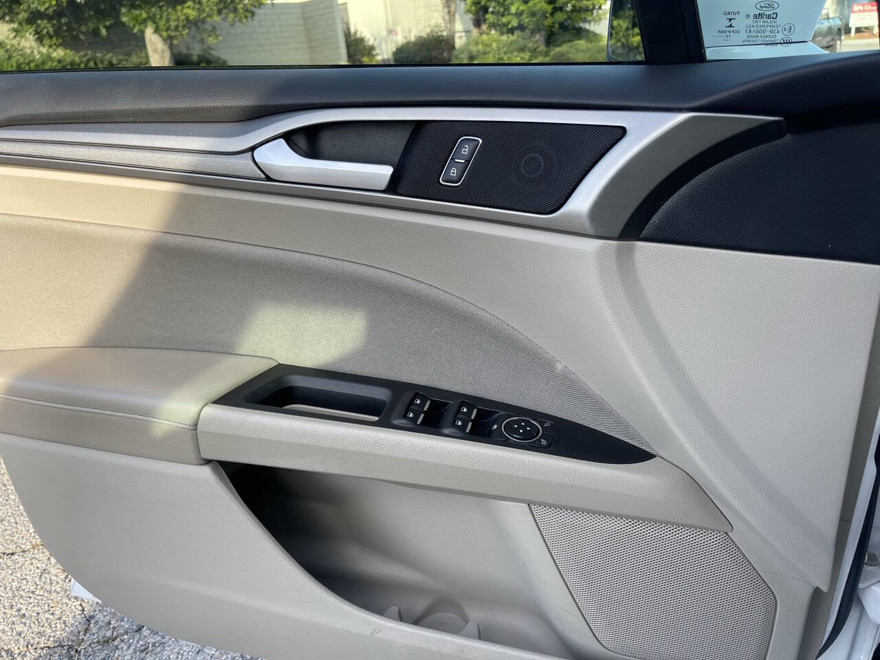 Used 2018 Ford Fusion SE image 20