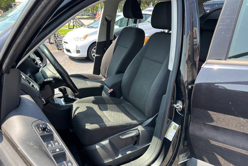 Used 2013 Volkswagen Tiguan S image 21