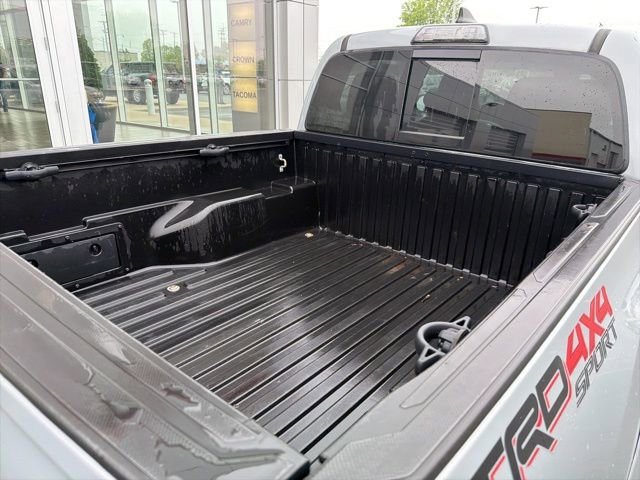 Used 2018 Toyota Tacoma TRD Sport AWD/4WD image 10