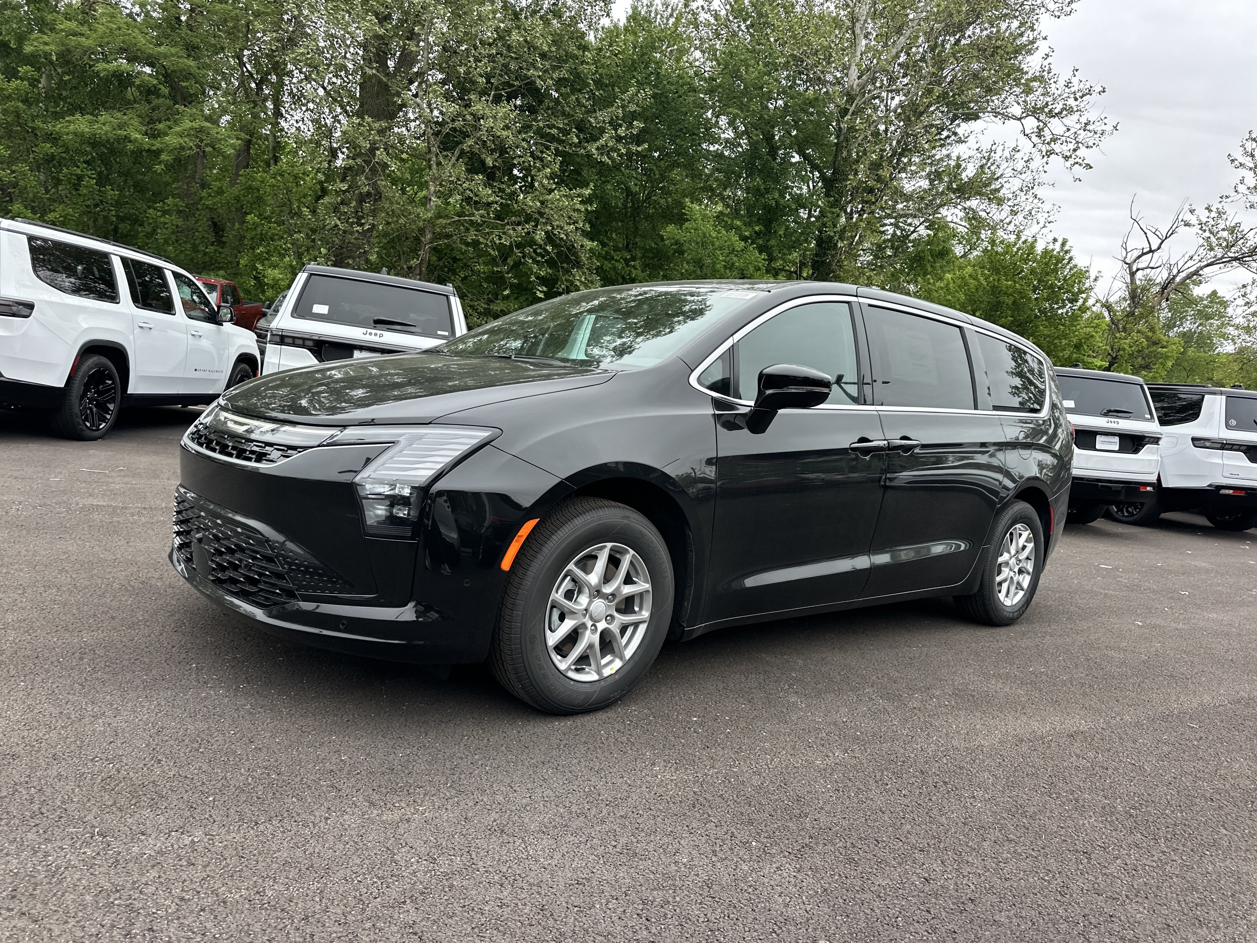 New 2027 Chrysler Pacifica Select w/ Family Tech Group FWD image 22