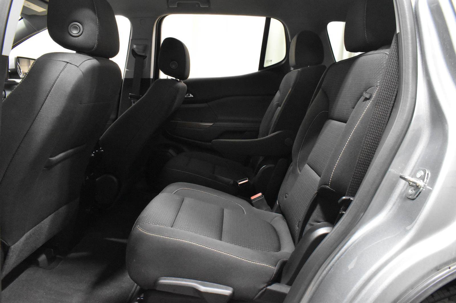 Used 2023 GMC Acadia SLE w/ Driver Convenience Package image 4