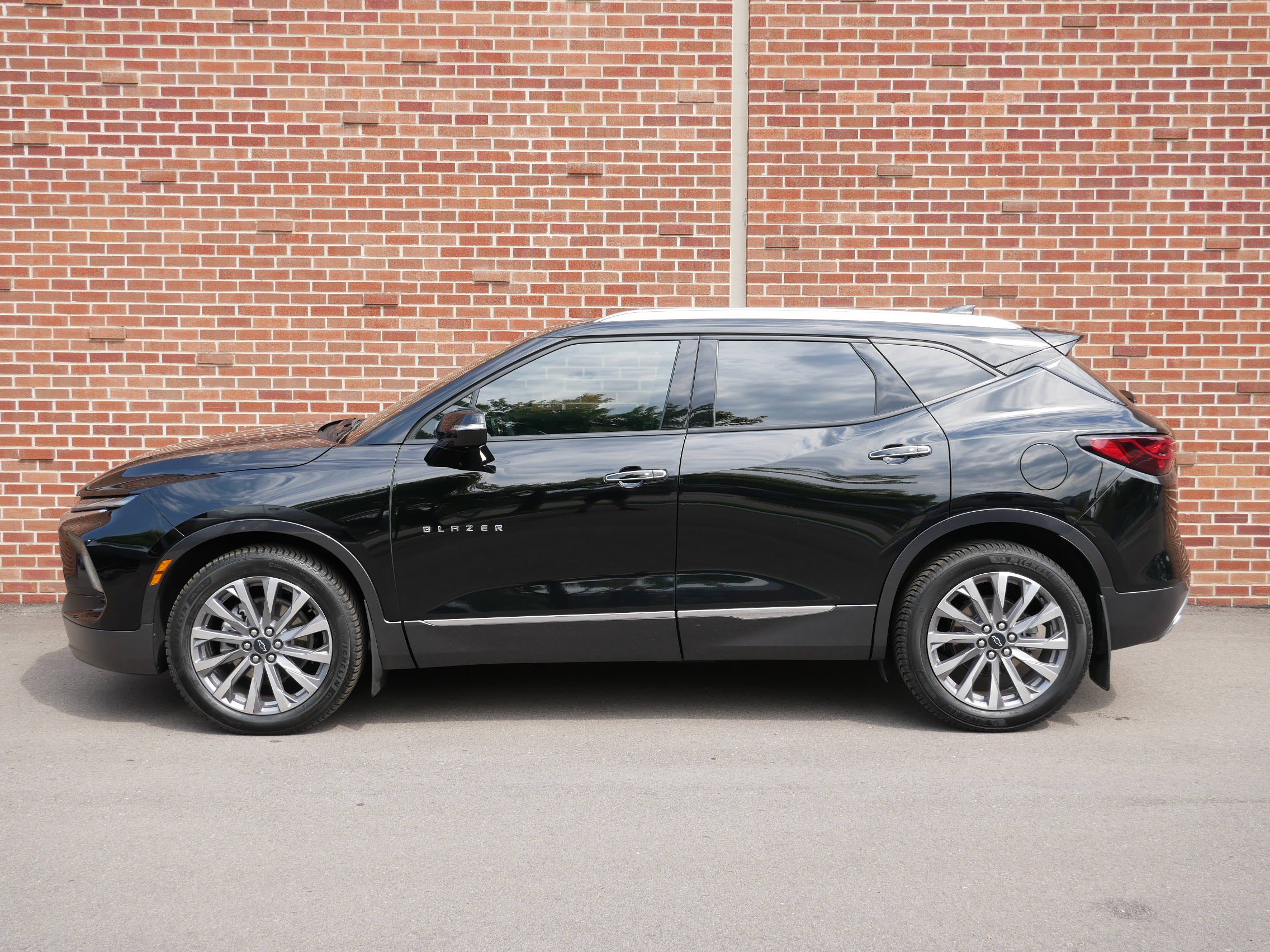 Used 2023 Chevrolet Blazer Premier w/ Driver Confidence II Package AWD/4WD image 2