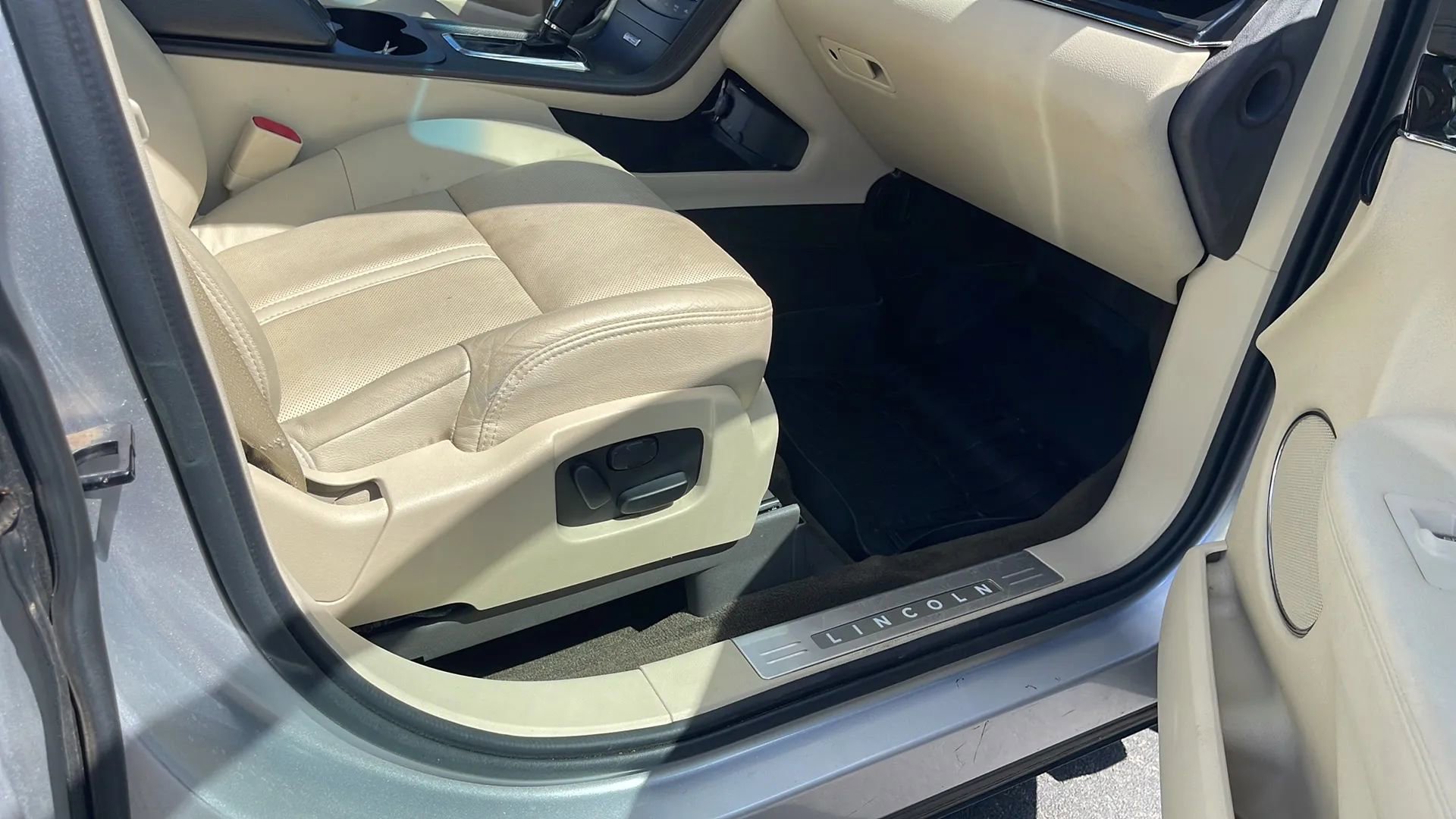Used 2014 Lincoln MKT FWD image 27