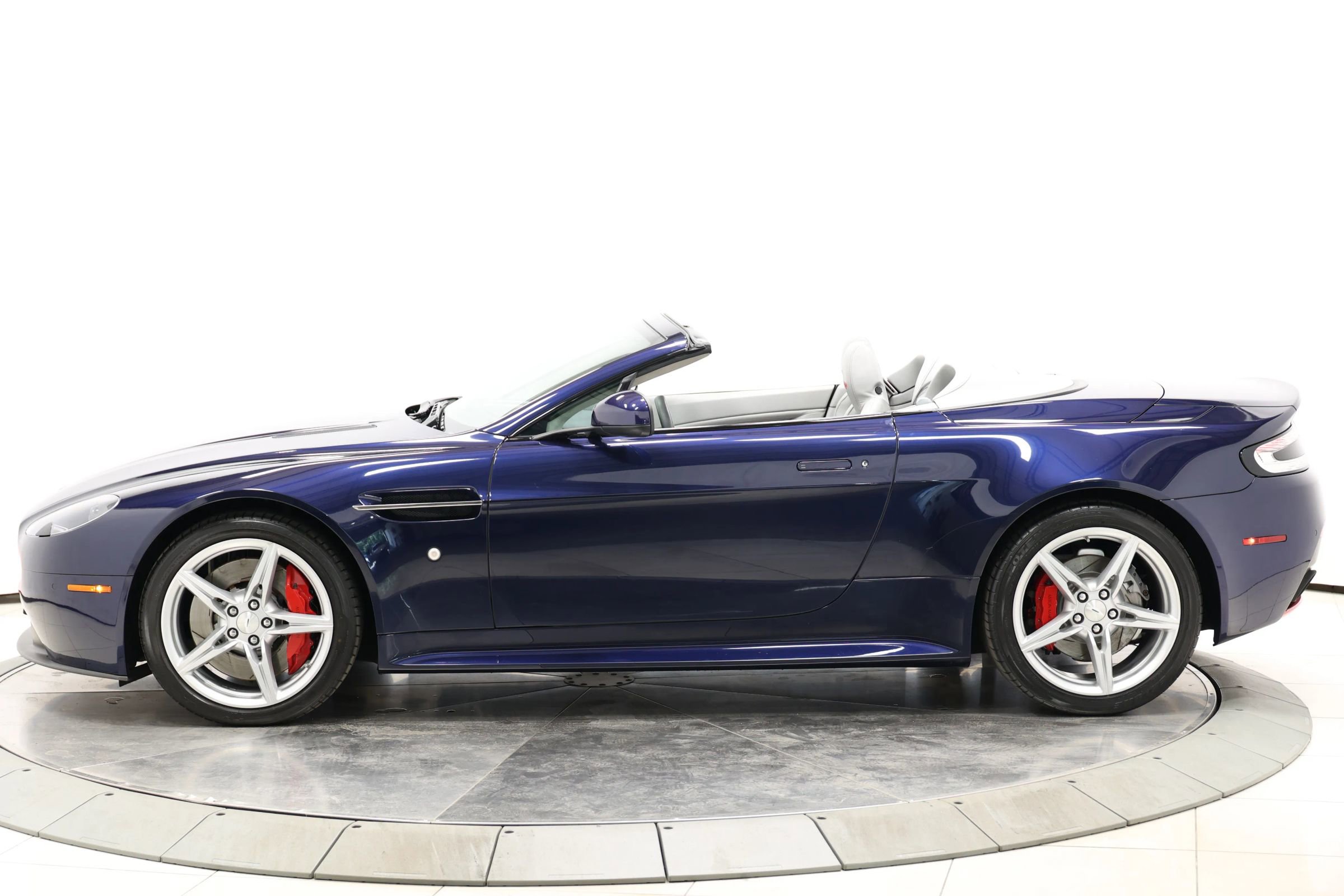 Used 2016 Aston Martin V8 Vantage GT RWD image 6
