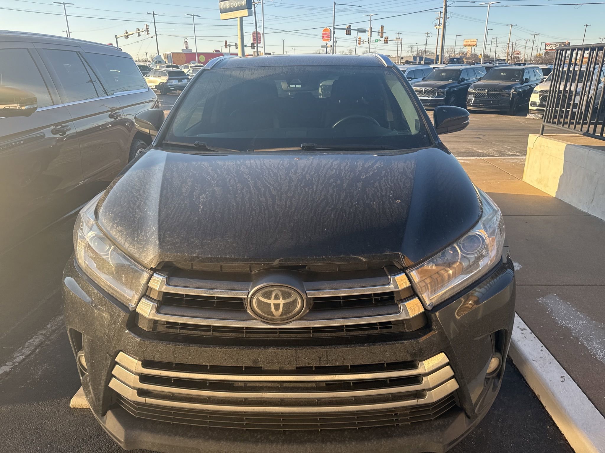 Used 2017 Toyota Highlander Limited image 2