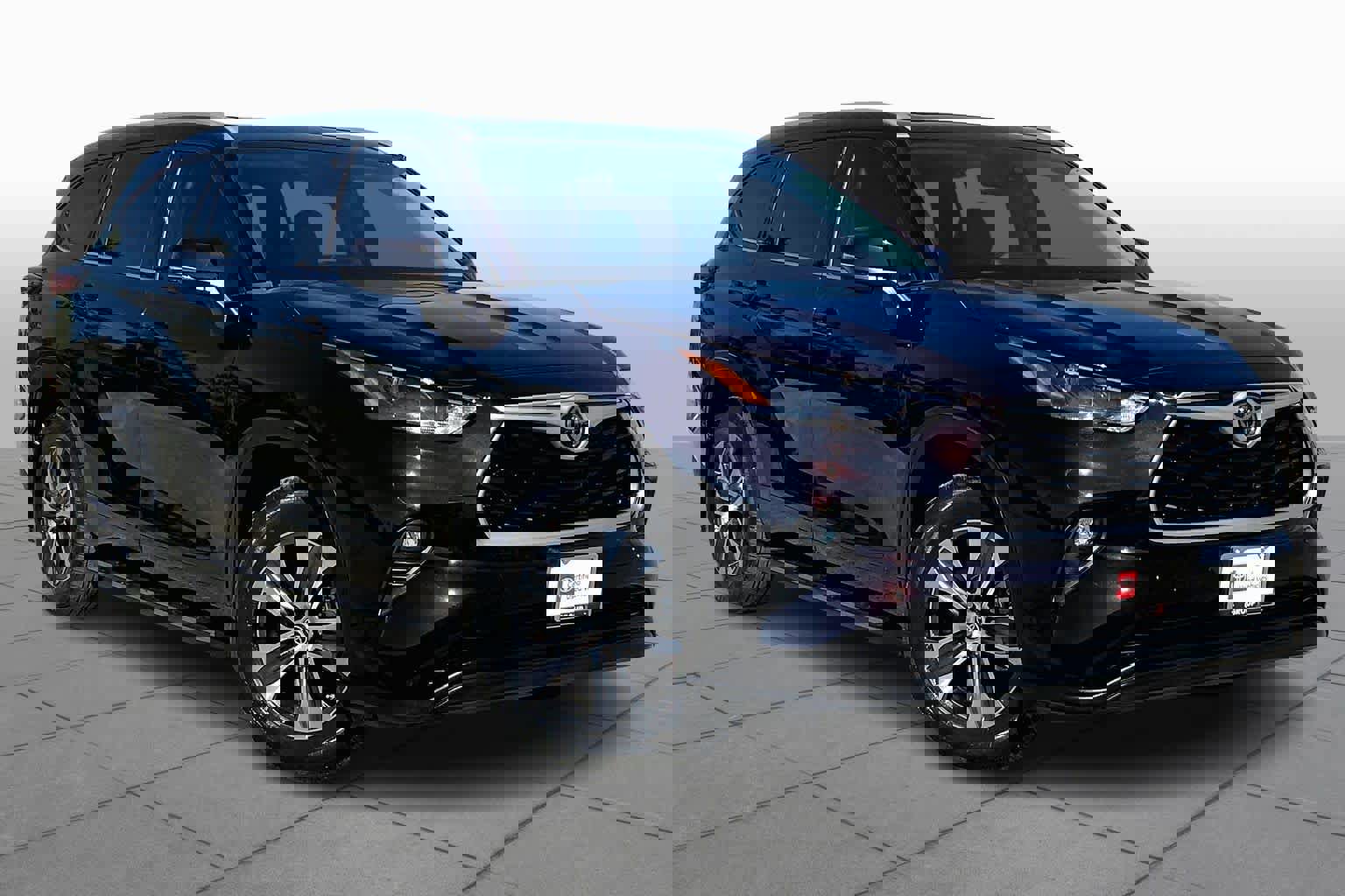 Used 2022 Toyota Highlander XLE image 3