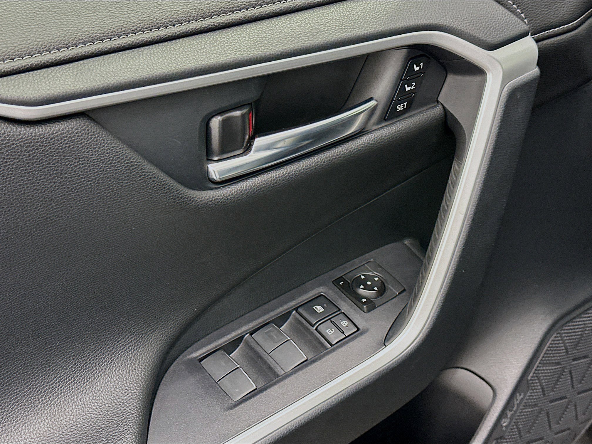 Used 2023 Toyota RAV4 Limited image 15