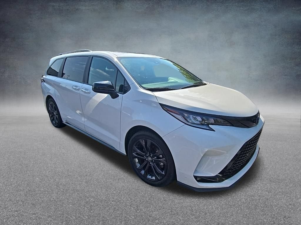Used 2025 Toyota Sienna XSE FWD image 2
